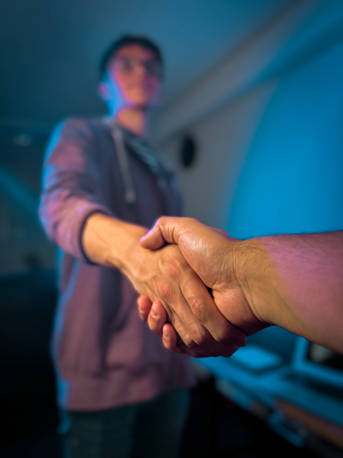 Representate del equipo de Sumak Technology dando la mano a un cliente como símbolo de colaboración y confianza.
